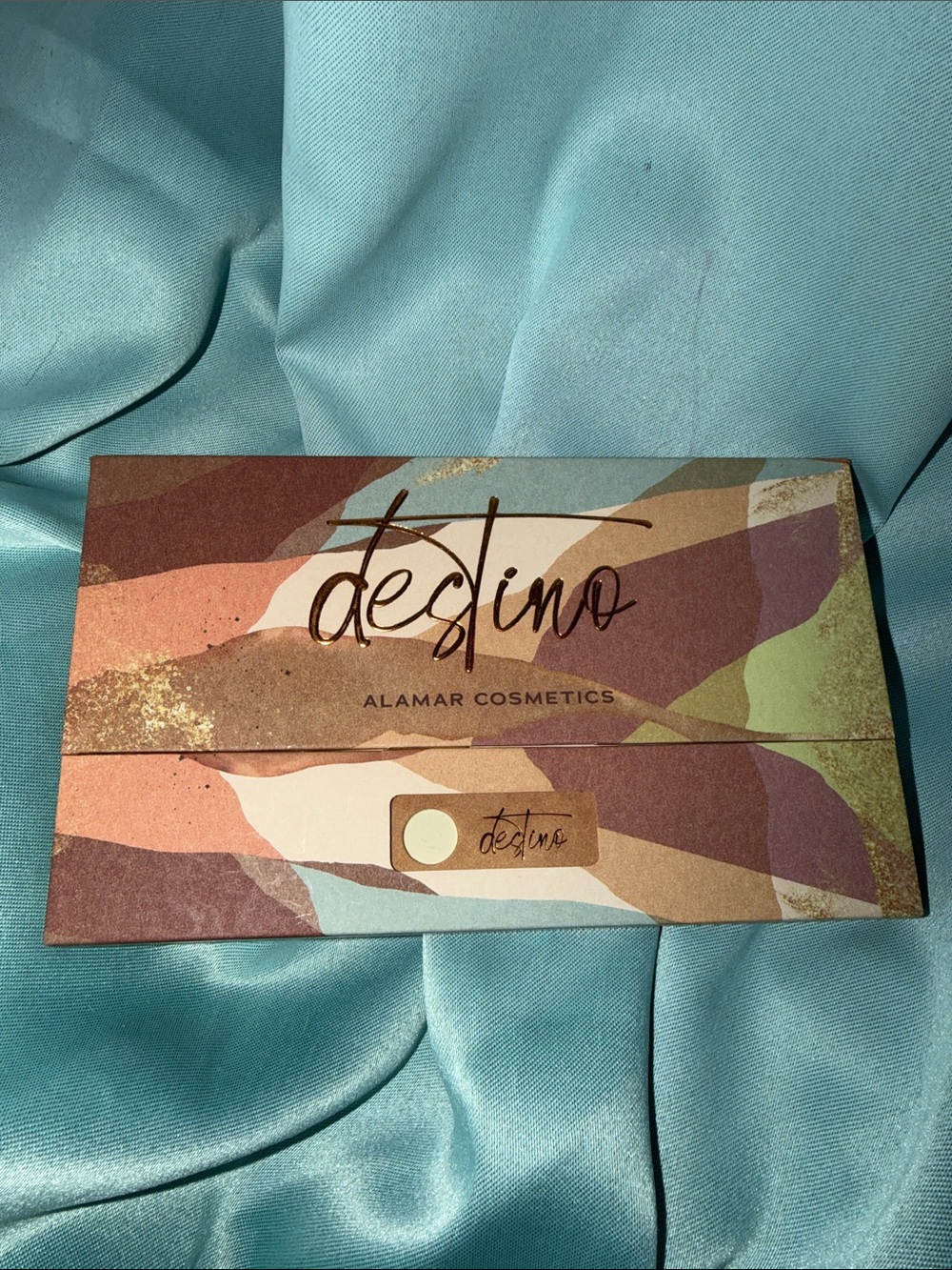 ***LIKE NEW** Destino alamar cosmetics - Multicolor eye shadow Palette